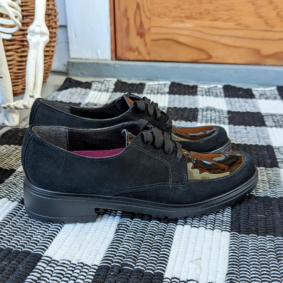 Munro Patent/Suede Shoes - Picture 4 of 7
